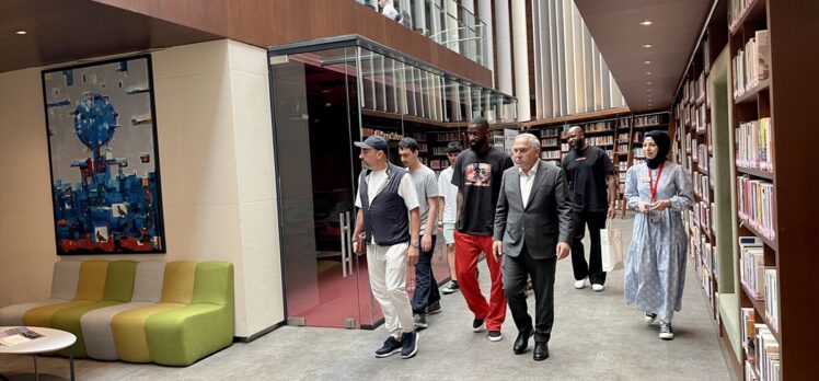 Real Madridli oyuncu Rüdiger, Fatih Belediyesini ziyaret etti