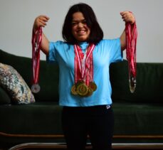 Şampiyon paralimpik yüzücü Elif Naz babasının desteğiyle başarıya kulaç atıyor