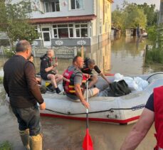 Samsun'da AFAD ile Türk Kızılay evlerinin etrafını su basan vatandaşlara erzak dağıttı