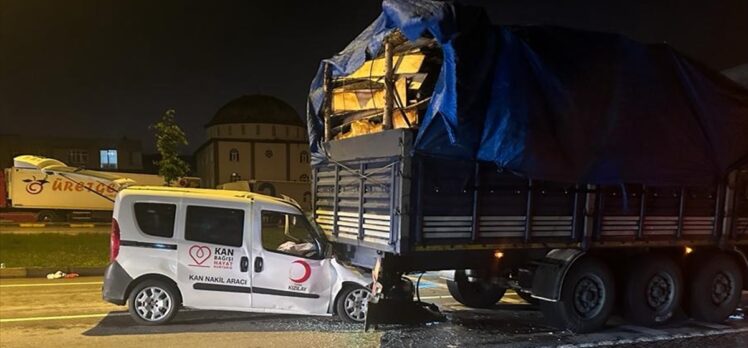 Samsun'da kaza yapan Türk Kızılay aracındaki kan başka araca nakledildi
