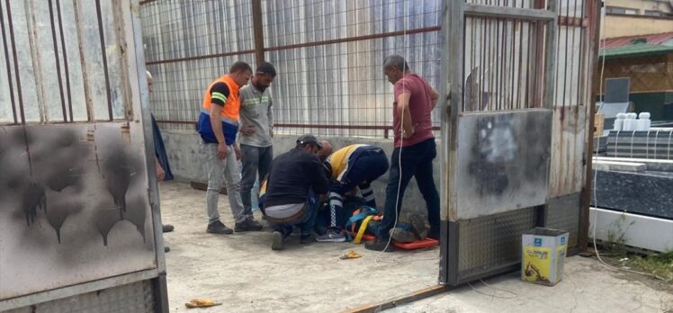 Sivas'ta bir işçinin çatıdan düşüp yaralandığı anlar güvenlik kamerasında
