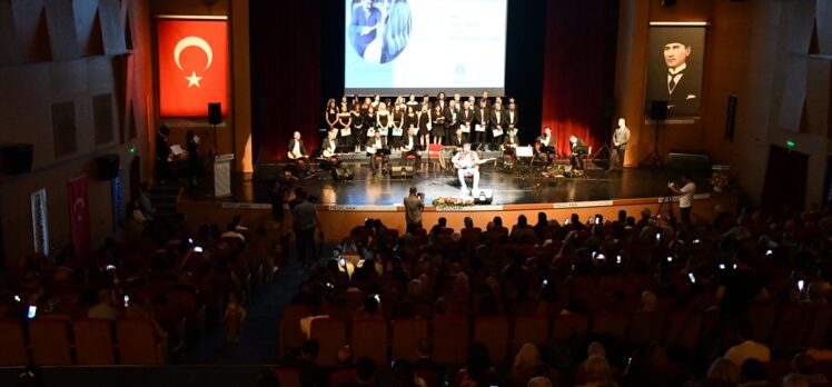 Sivas'ta sağlık çalışanları düzenledikleri konserle Aşık Veysel'i andı
