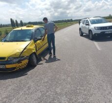 Sivas'ta taksi ile otomobilin çarpıştığı kazada 7 kişi yaralandı