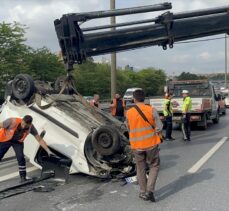 TEM Otoyolu'nda devrilen hafif ticari aracın sürücüsü yaralandı