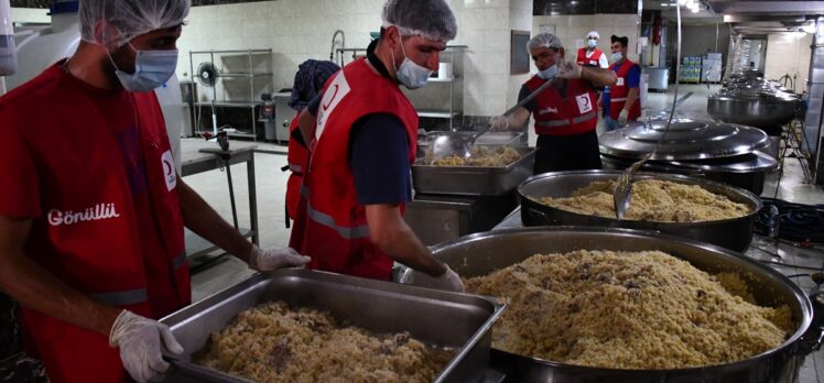 Türk Kızılay, deprem bölgesindeki yardımlarını sürüyor