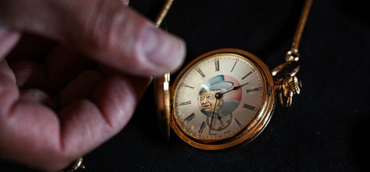 Türk sanatçı “ustalık eseri” olarak Papa'ya özel saat tasarladı