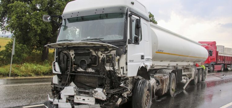 Uşak'ta hafif ticari araçla tankerin çarpıştığı kazada 2 kişi öldü