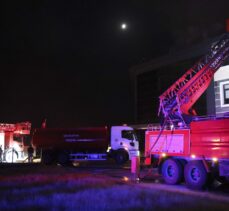 Uşak'ta özel bir kolejin çatısında çıkan yangın söndürüldü