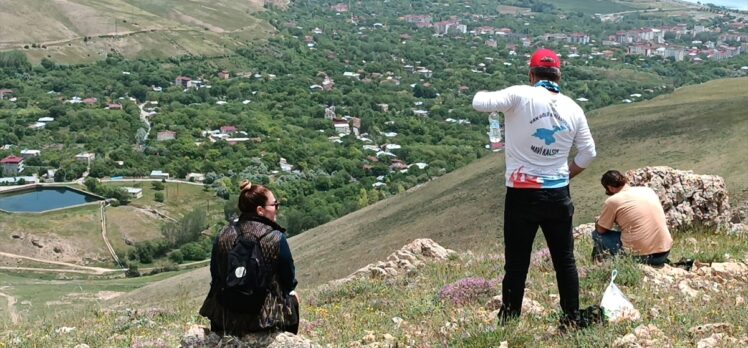 Van Gölü Aktivistleri Derneği üyeleri Adilcevaz'da doğa yürüyüşü yaptı
