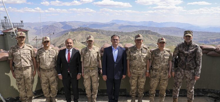 Van Valisi Ozan Balcı'dan üs bölgesindeki askerlere bayram ziyareti