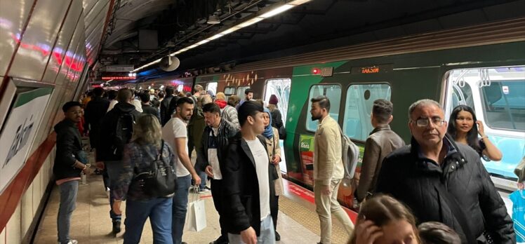 Yenikapı-Hacıosman Metro Hattı'ndaki seferlerde aksama yaşanıyor