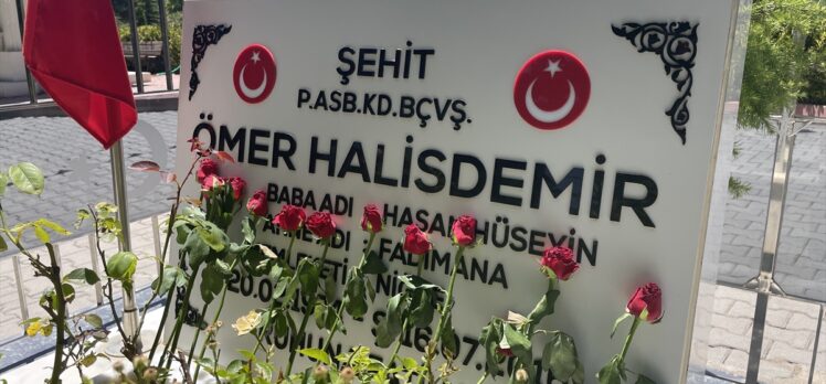 15 Temmuz kahramanı şehit Ömer Halisdemir'in kabri ziyaret ediliyor