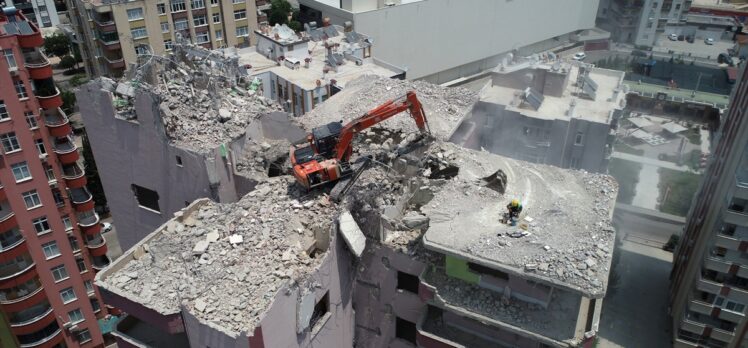 Adana'da depremde hasar gören binaların yıkımı sürüyor