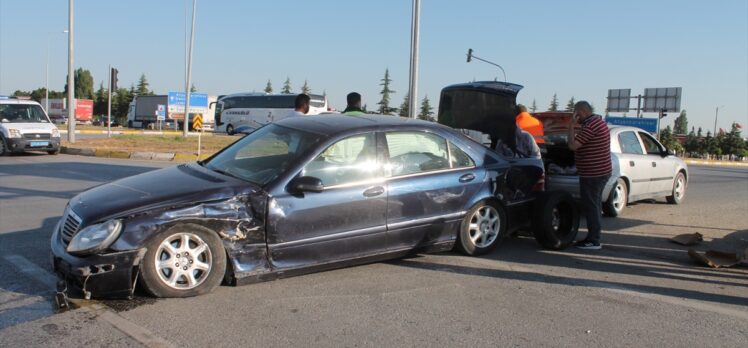 Afyonkarahisar'da hafif ticari araç ile otomobilin çarpıştığı kazada 10 kişi yaralandı