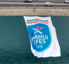Anadolu Efes'in şampiyonluk bayrakları İstanbul Boğazı'ndaki köprülere asıldı