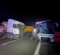 Anadolu Otoyolu'nda tır ile yolcu otobüsü çarpıştı, 18 kişi yaralandı