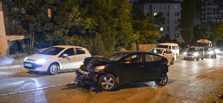 Ankara'da 10 aracın karıştığı zincirleme trafik kazasında 3 kişi yaralandı