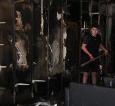 Antalya'da ayakkabı mağazasında çıkan yangın söndürüldü
