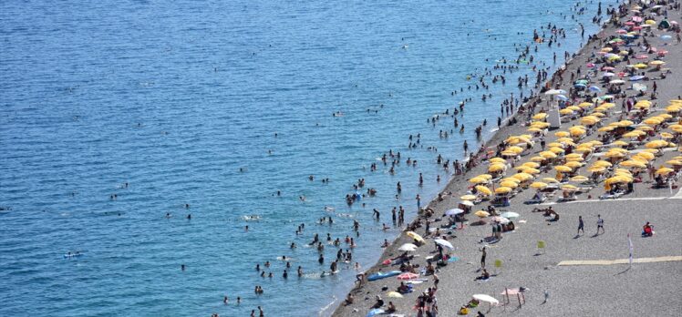 Antalya'da sıcak hava bunaltıyor
