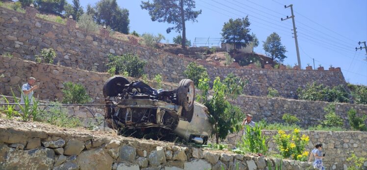 Antalya'da villa bahçesine devrilen otomobildeki 6 kişi yaralandı