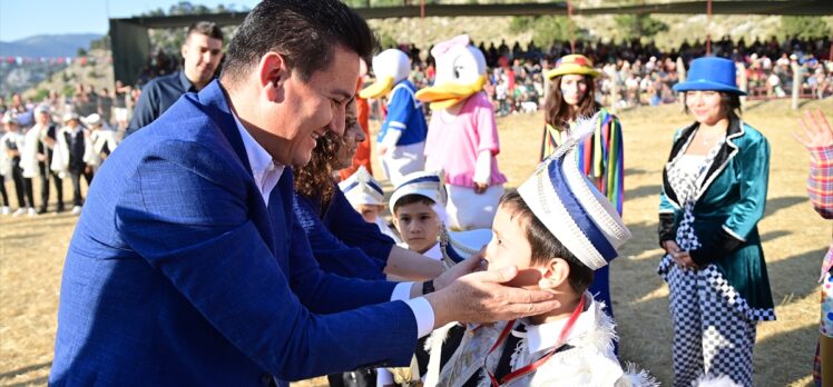 Antalya'daki Karagöl Yayla Şenlikleri'nde boğa güreşleri düzenlendi