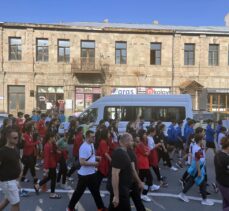 Ardahan'a gelen ANALİG voleybolcuları kortej yürüyüşü yaptı