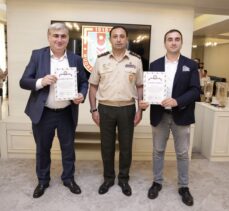 Azerbaycan Savunma Bakanı Hasanov'dan AA muhabirlerine ödül