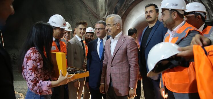 Bakan Uraloğlu, Başkale-Güzeldere Tüneli Işık Görme Töreni'nde konuştu: