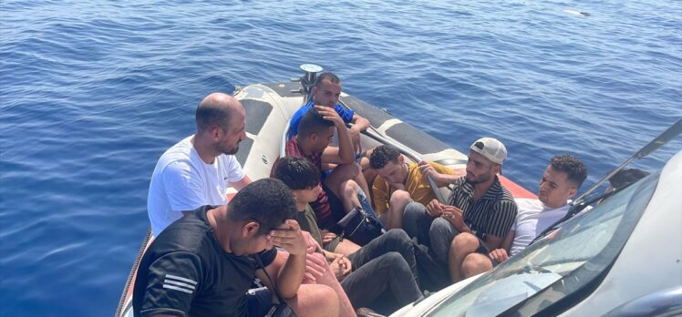Balıkesir'de Yunanistan unsurlarınca geri itilen 9 düzensiz göçmen kurtarıldı