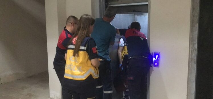 Bilecik'te ihbara giden polis ve sağlık ekipleri asansörde mahsur kaldı