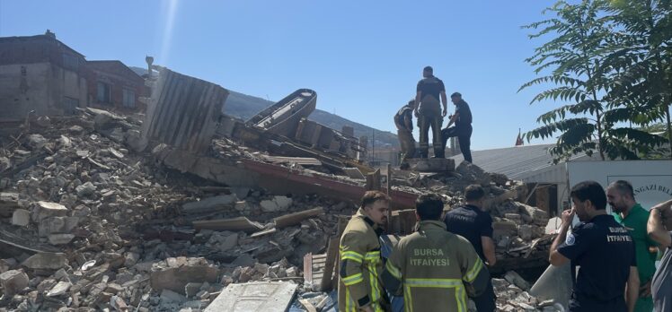 Bursa'da bina yıkımı yaparken devrilen iş makinesinin operatörü yaralandı