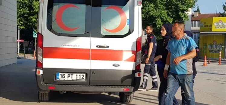 Bursa'da bir zanlı, kız arkadaşını rahatsız etmekle suçladığı kişiyi satırla yaraladı