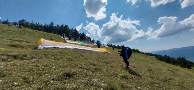 Çankırı'da yamaç paraşütü yarışması kapsamında antrenman uçuşları yapıldı