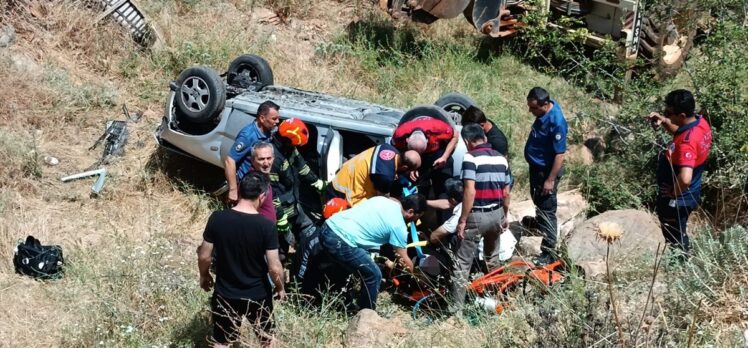 Denizli'de ehliyetsiz sürücünün kullandığı otomobil devrildi, 2 kardeş yaralandı