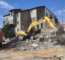 Depremlerden etkilenen Çelikhan'da ağır hasarlı binaların yıkımına başlandı