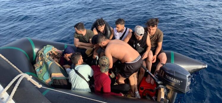 Dikili açıklarında 54 düzensiz göçmen ile 1 göçmen kaçakçısı yakalandı