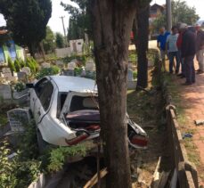 Düzce'de yoldan çıkarak mezarlığa giren otomobilin sürücüsü yaralandı