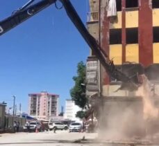 Elbistan'daki depremde, yıkım ekiplerinin çalışma yaptığı ağır hasarlı bina da çöktü