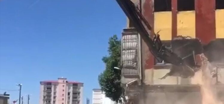 Elbistan'daki depremde, yıkım ekiplerinin çalışma yaptığı ağır hasarlı bina da çöktü