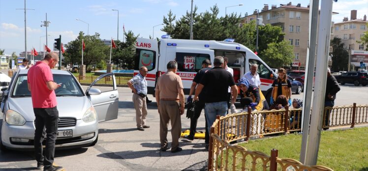 Erzurum'da otomobil ile panelvanın çarpıştığı 2 kişi yaralandı