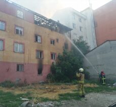 Esenyurt'ta binanın çatı katında çıkan yangın söndürüldü