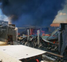 Gaziantep'teki fabrika yangınına müdahale ediliyor