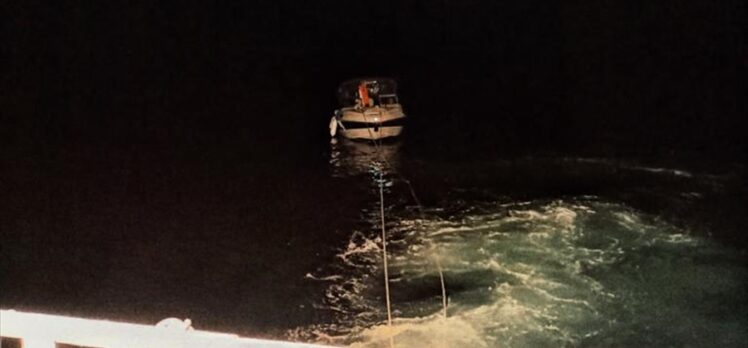 Gürpınar önlerinde arızalanan tekne kurtarıldı