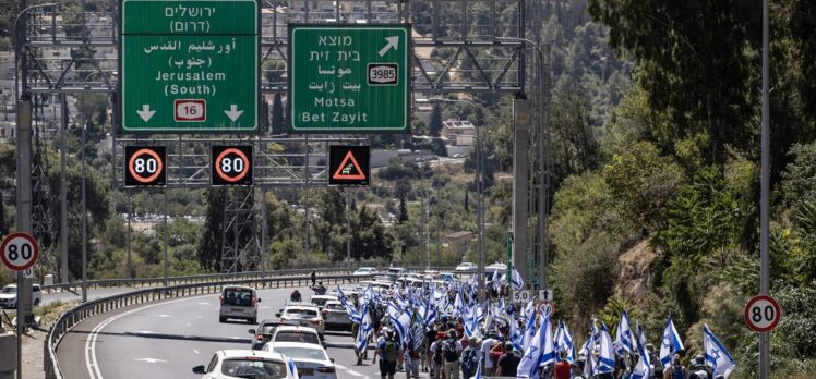 İsrail'de hükümetin yargı düzenlemesine karşı binlerce kişi Tel Aviv'den Batı Kudüs'e yürüyor