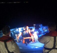 İzmir açıklarında geri itilen 10 düzensiz göçmen kurtarıldı