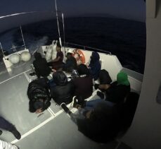 İzmir açıklarında geri itilen 11 düzensiz göçmen kurtarıldı