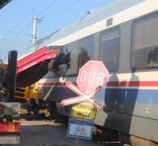 İzmir'de hemzemin geçitte tren ile traktörün çarpıştığı kazada 4 kişi yaralandı