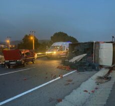 İzmir'de kamyonet ile otomobilin çarpıştığı kazada 1 kişi öldü, 1 kişi yaralandı