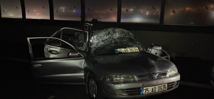 İzmir'de kamyonetin çarptığı otomobil sürücüsü öldü, 2 kişi yaralandı