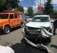 Kars'ta pikap ile minibüsün çarpıştığı kazada 5 kişi yaralandı